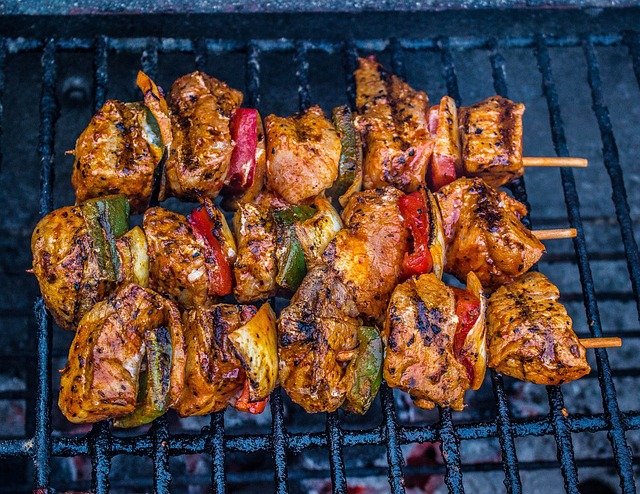 Brochette de poulet au curcuma sauce au yaourt