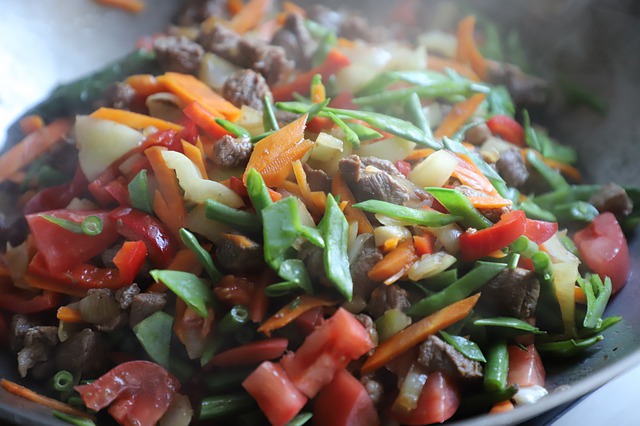 Wok de  poulet au chou et sésame
